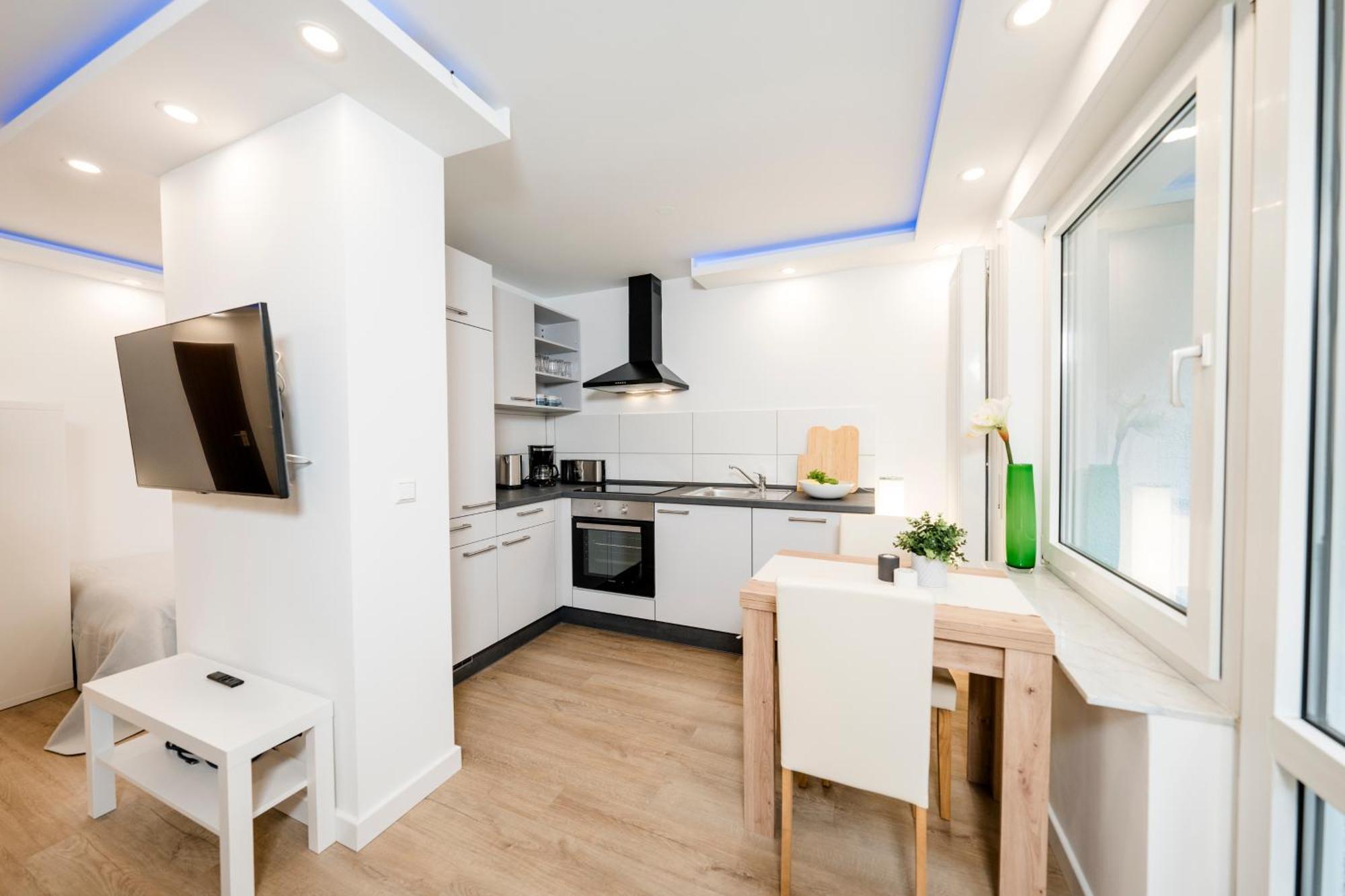 Bellabene Modernes Studio Apartment In Zentraler Lage Mit Terrasse, Parkplatz, Smarttv Pforzheim Buitenkant foto